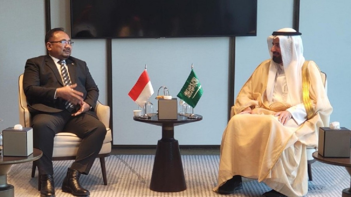 Menag Yaqut bertemu Menteri Haji Arab Saudi di Jeddah.jpg